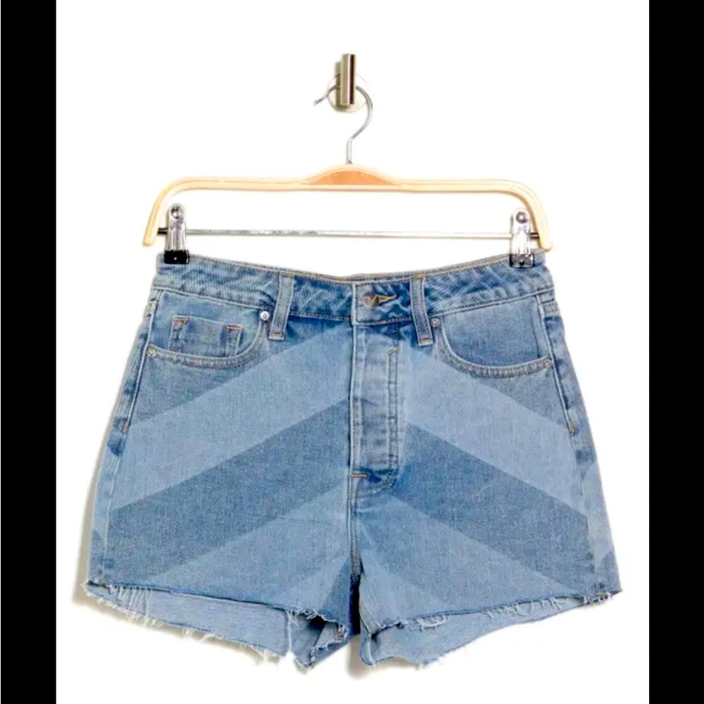 Vigoss chevron jean shorts size 29. NWT
